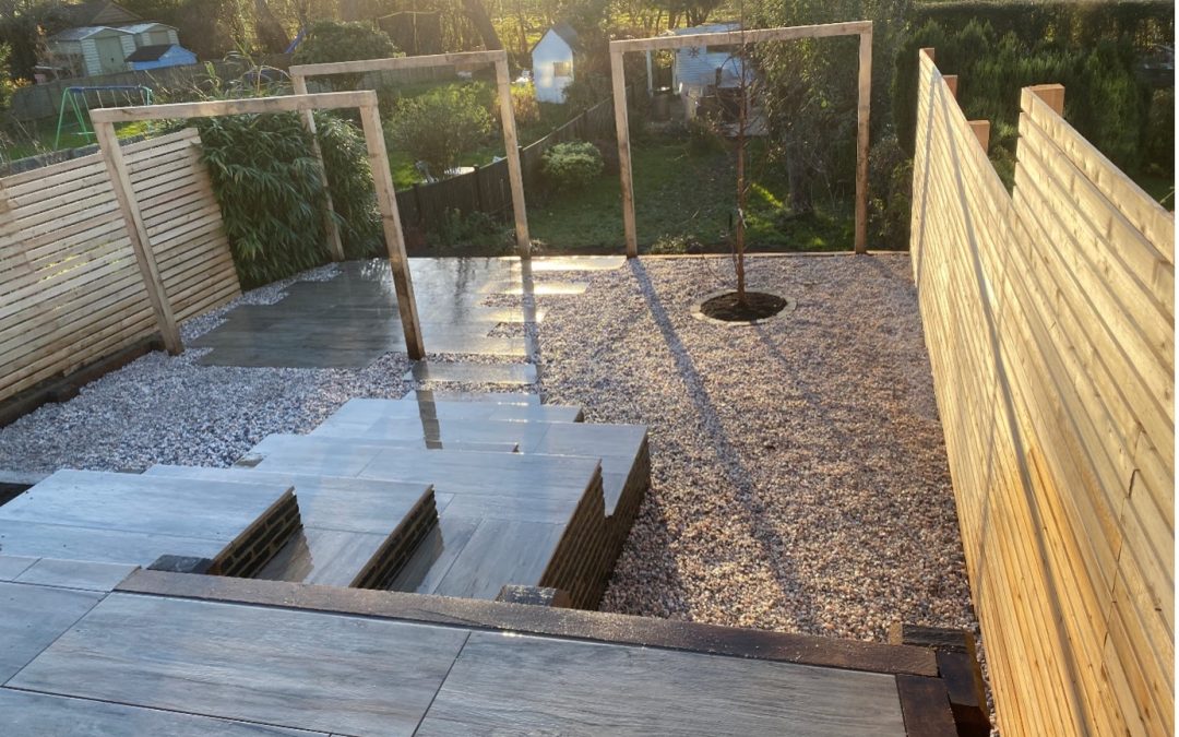 PORCELAIN PATIO WITH RETAINING WALL AND LIMESTONE BRICK STAIRS